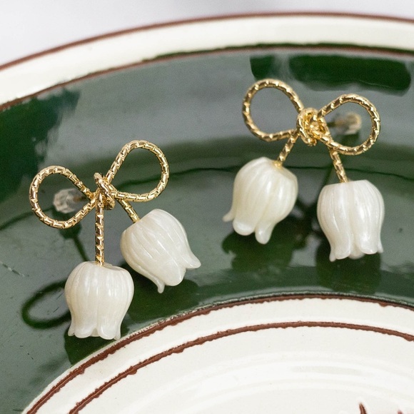 ✨Anthropologie Sutton Tulip Gold Bow Earrings - Picture 2 of 5